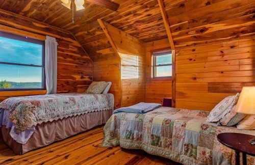 Lodge at OZK Ranch- Incredible mountaintop cabin with hot tub and views - Photo 27