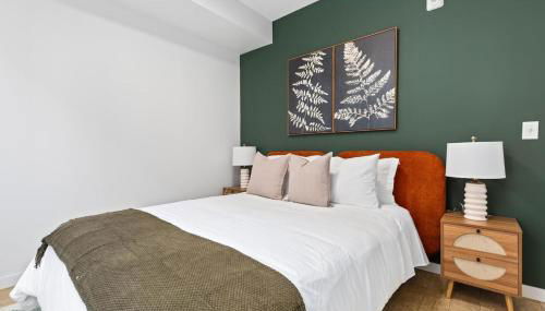 Luxurious 2BR Retreat near Downtown with Roofdeck and Gym - Foto 2