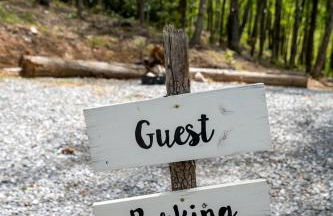 Stunning Pet-Friendly Treehouse for Relaxing Glamping Retreats in North Carolina - Foto 70