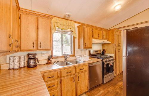 Creekside Cabin with Deck and Views in Panguitch! - Foto 10