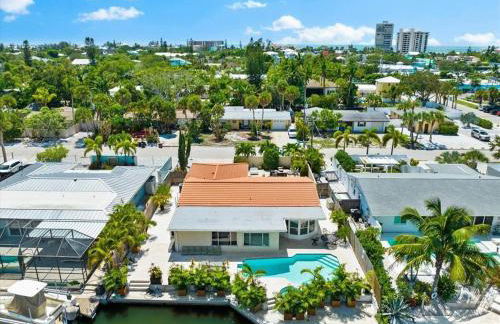 Private Village Home with Heated pool & spa with private front courtyard - Photo 46