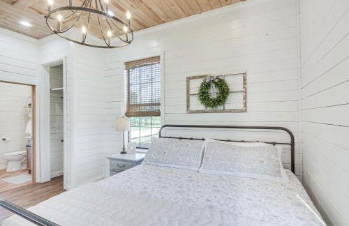 4-Acre Plot Farmhouse-Chic Retreat in Forest! - Foto 14