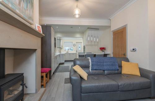 Sleeps 6 4 bedrooms 2 minute walk to the Square Hosted Happy Valley Cast - Photo 17