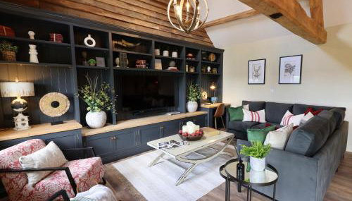 Coach House - Photo 2