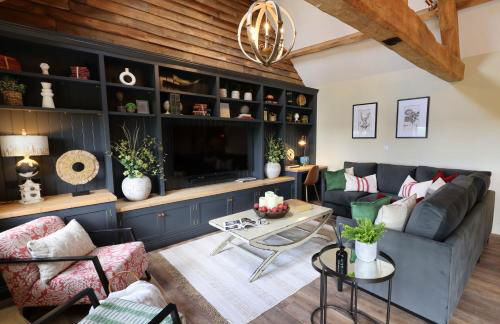 Coach House - Photo 2