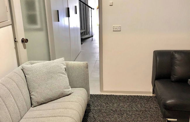 24 Hotham 3 Bedroom Renovated Apartment - Photo 7