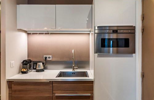 Luxury Family 2BR - Prime Location, Walk to Beach & Shopping, Sunny Balcony - By Totolulu Cannes Hoche - Foto 12