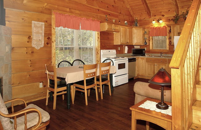 Jon's Pond on Cosby Creek - 2 Bedrooms, 2 Baths, Sleeps 6 Cabin by RedAwning - Foto 3