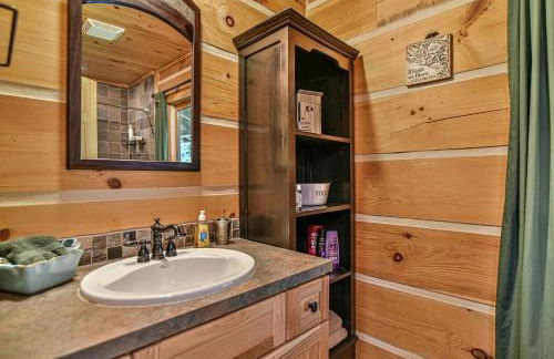 Stunning Mountain Cabin with Hot Tub and Game Room Near Asheville in Old Fort, NC - Foto 15