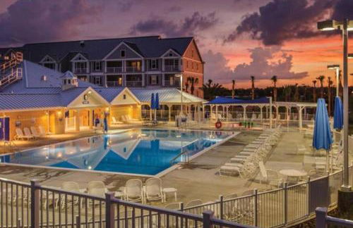 Enjoy mini golf, arcade games, and pools with Family in 2BD Orlando condo - Foto 12