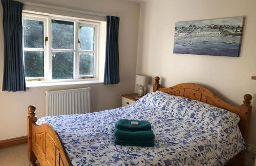 Lymington Courtyard: 4-Bed Modern Cottage Charm - Photo 11