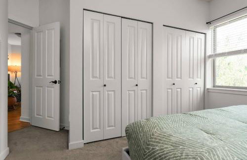 Chic 2BR • King Beds • Huge Patio • 95 Walk Score! - Foto 11