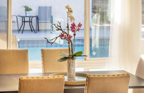 Stunning 4 Bedroom 1 Level- Pool, Spa, Grass Yard, Fire Pit, Garage, BBQ - Foto 33