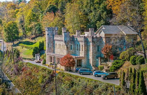 The Manor - Historic Mansion, Wifi, Covered Porch, Screen Porch, King Bed, Walk to Spas, Shops & Restaurants - Foto 88