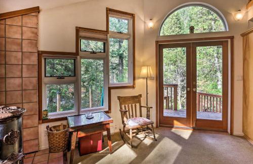 Enchanting Escape with Hot Tub, Decks and Views! - Foto 10