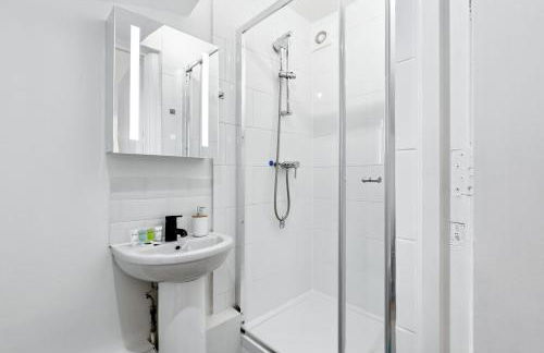 4 Bedroom House by Homestyles Hosts - Short Lets and Serviced Accommodation Islington - Private En-Suite - Foto 60