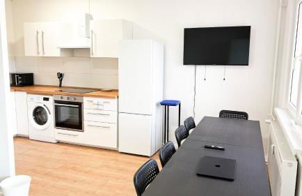 Ausgestattete Wohnungen für Monteur-Teams mit kostenlosem Parkplatz, WIFI, TV, Waschmaschine, Küche, Balkon, Restaurants und Supermarkt - Foto 4