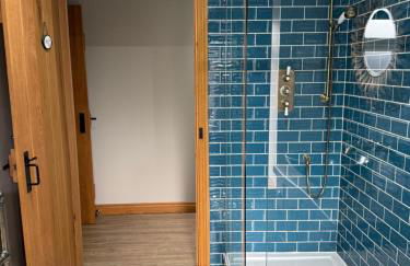 Distillers Cottage, Peaceful rural retreat in Lanarkshire, onsite craft distillery, hot tub, bbq hut, central for exploring Scotland - Photo 6