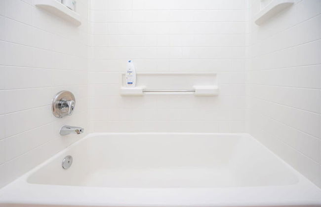 2 Bedroom Historic Brick Getaway with Wifi - Foto 7