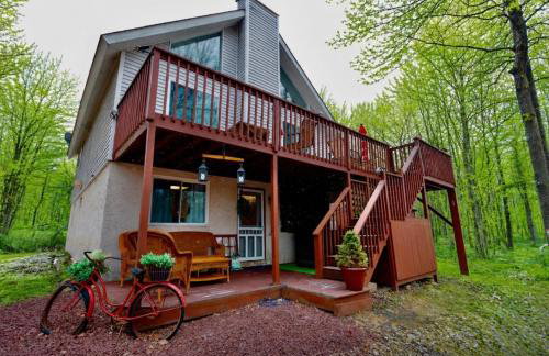 WOW!! Ultimate Pocono Retreat Hot Tub, Game Room, Fire Pit, Near Lakes & Hiking! - Foto 1