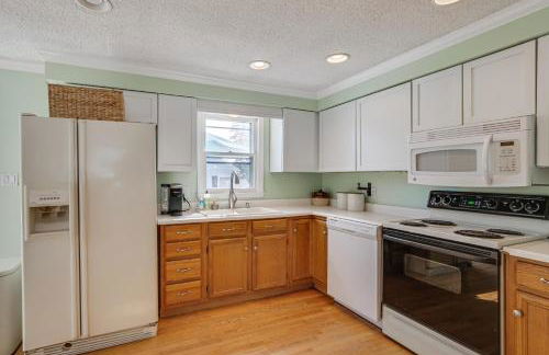 Coastal Retreat with Large Yard Less Than 1 Mi to Dtwn Saco! - Photo 8