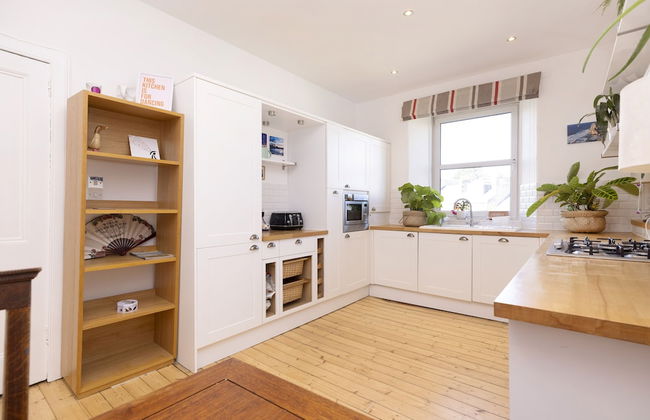 JOIVY Gorgeous 1-Bed Flat With A Shared Garden - Photo 11