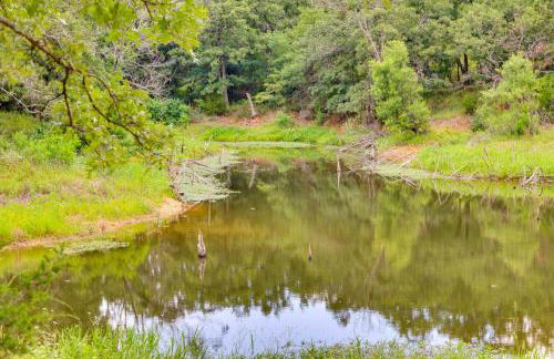 Cozy Oklahoma Retreat with Patio, Fire Pit and Grill! - Foto 3