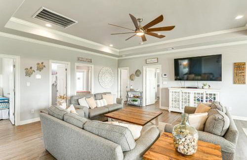 Walk to Shore Crystal Beach Escape with Deck and Bar! - Foto 9