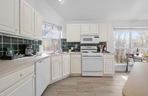 NEW! Stylish Home Arcade & Fireplace Sleeps 10 - Foto 10