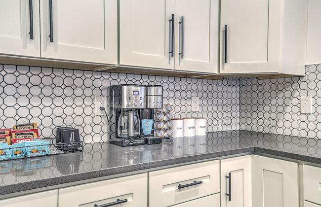 Expansive Downtown Home | JZ Vacation Rentals - Photo 10