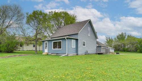 Serene Devils Lake House with Deck and Fire Pit! - Foto 3