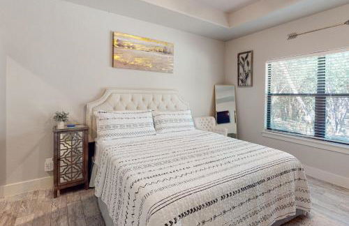 Tanglewood Retreat | Updated house in Spring Branch with a large yard - Foto 13