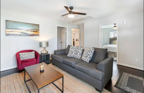 Cozy Heights 2 BD Bungalow, Walkable - Foto 1