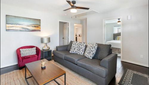 Cozy Heights 2 BD Bungalow, Walkable - Foto 1