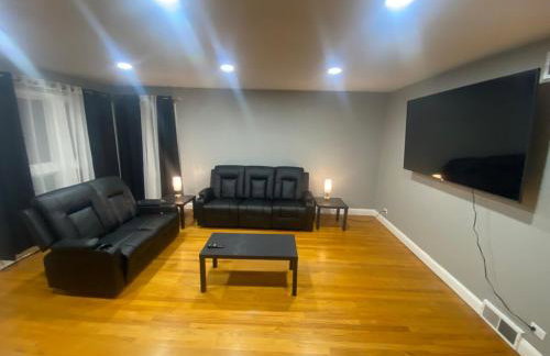 Spacious 3 Bedroom Home with Game Room and Parking - Foto 37