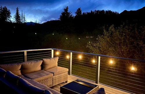 Right on the River! Mtn Cabin w Deck & Fireplace - Foto 10