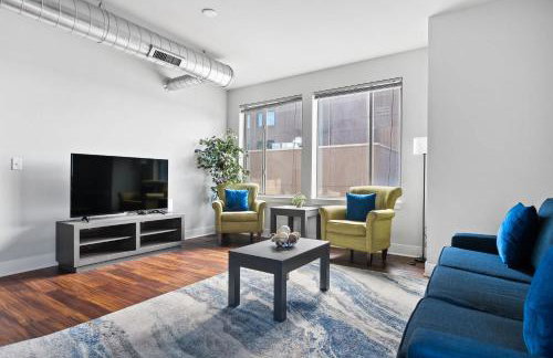 2BR Balcony Suite Gym & Pool Downtown at CityWay - Foto 17