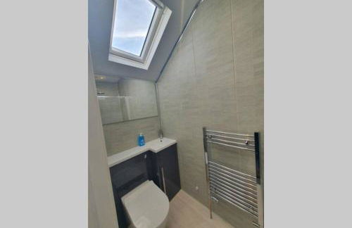 Oole 2 bed & en-suites house with parking near beach - Foto 16