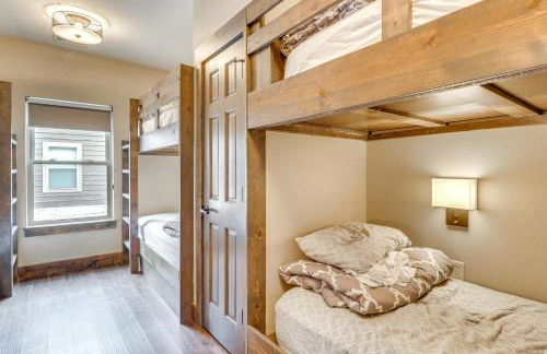 Lavish Retreat with Decks, Steps to Table Rock Lake! - Foto 31