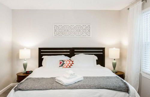 Modern + Cozy Townhome - minutes to Avalon w/king - Foto 8