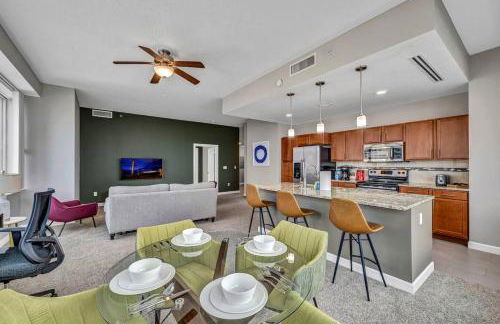 14th Floor Lux Downtown Condo w/ LAKE VIEWS & Gym - Photo 18