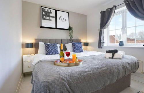 Grange House with Free Parking, Garden, Superfast Wifi and Smart TVs with Netflix by Yoko Property - Photo 7