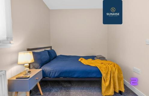 MUIRTON HOUSE - INVOICE and REDUCED PRICE only via SUNRISE SHORT LETS DUNDEE, 4 Bed House, 4 Car Parking, 2 Baths, 5 Smart TVs, Fully Equipped Kitchen, Large Dining and Living Space, Rear Garden, Free WiFi, and ONLY 9 Mins to STANNERGATE Ports - Foto 22