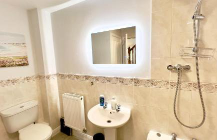 Stylish quaint home hosted by ESONGRACE Stays in Stoke-on-Trent - Perfect for Families - Contractors - Holiday makers - Emergency Housing - Professionals - Foto 15