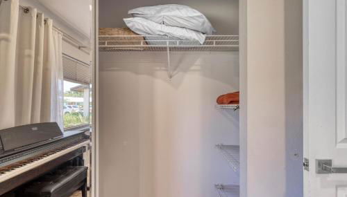 10 sleeps 3bd 2bth house Hot tub free parking - Foto 3, wardrobe