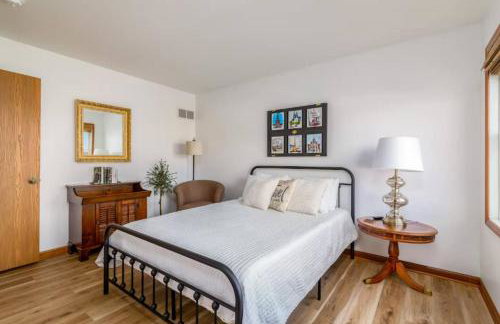 Cozy 2BR Condo w Private Patio - Vintage Charm - Foto 3