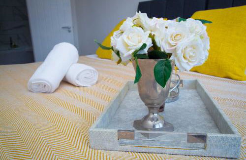 Bridge Court by Sterling Edge Apartments - Luxury Aparthotel - Stylish 1-bed Apartments - Balcony with Canal View or Private Garden - Free Parking - Foto 45