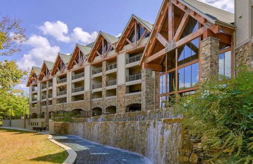 Relax surrounded by nature in this 1BD resort condo with resort amenities - Foto 1