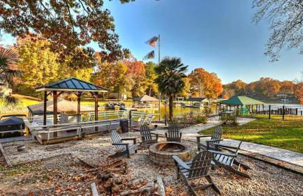 Lakefront Home Private Dock, Tiki Bar, Firepit Shore to Please by Avantstay - Foto 1