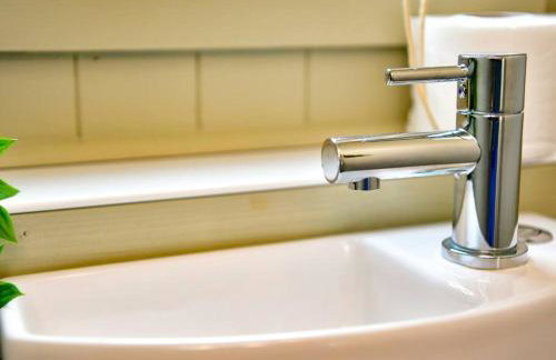 Stylish 3 Bed Home with Parking! - Photo 38